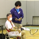 義足の付け方を説明する松本功さん（手前）と唐内健太さん＝三田市志手原