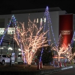 クリスマスムードを盛り上げる＝ＪＲ三田駅北側