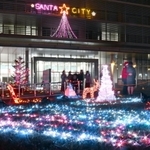 市役所には「ＳＡＮＴＡ　ＣＩＴＹ」の文字が＝三輪２