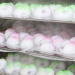 湯気を上げる出来たての米まんじゅう