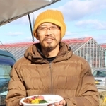 軽トラの荷台で店を開く山本慎一郎さん＝三田市沢谷