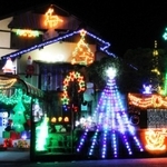 家を覆うイルミネーション＝三田市加茂