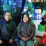 イルミネーションを手掛ける酒井夫妻＝三田市加茂