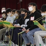 真剣な表情でメモを取る児童＝三田市下里