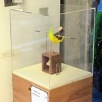 バナナボートに乗ったサルのからくり人形