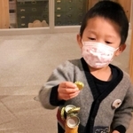 マグネット付きのボトルに王冠をくっつけて遊ぶ「サボールコーラ」