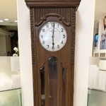 三田小学校の講堂に置かれていた柱時計（提供）