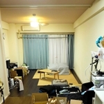１０畳の部屋。「ただいま」を言う相手はいない＝三田市内
