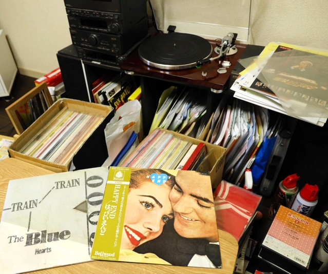 趣味のレコード。段ボールいっぱいに入っている＝三田市内