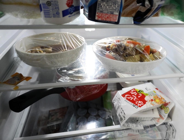 冷蔵庫の作り置き。この日はカキの時雨煮と肉じゃががあった＝三田市内