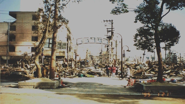大国公園から見た鷹取商店街＝１９９５年１月２１日、神戸市長田区本庄町２