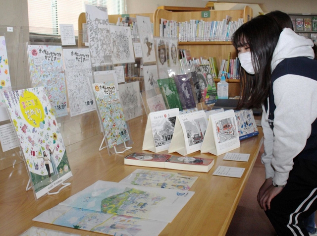 フライヤーやカレンダーの挿絵など４５点が並ぶ＝三田市四ツ辻