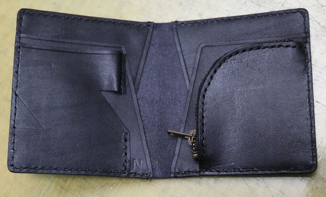 二つ折り財布には「ＳＡＮＤＡ」の文字が隠れている