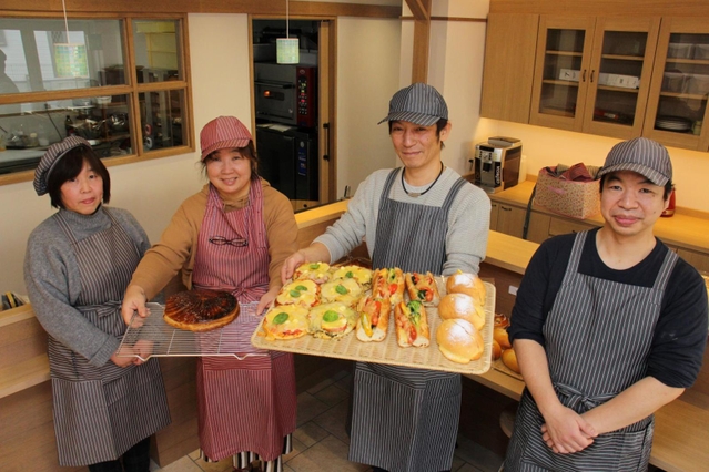 米澤さん（右から２人目）に指導を受け開店を実現させた＝三田市下井沢