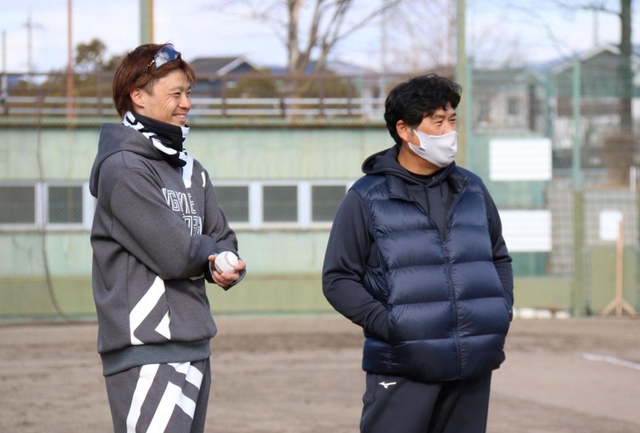 オリックスの山崎福也投手（左）。父で、兵庫ブルーサンダーズ監督の山崎章弘さんと談笑＝三田市ゆりのき台１、駒ケ谷運動公園野球場