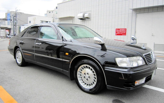 市長公用車だった日産「シーマ」（市提供）