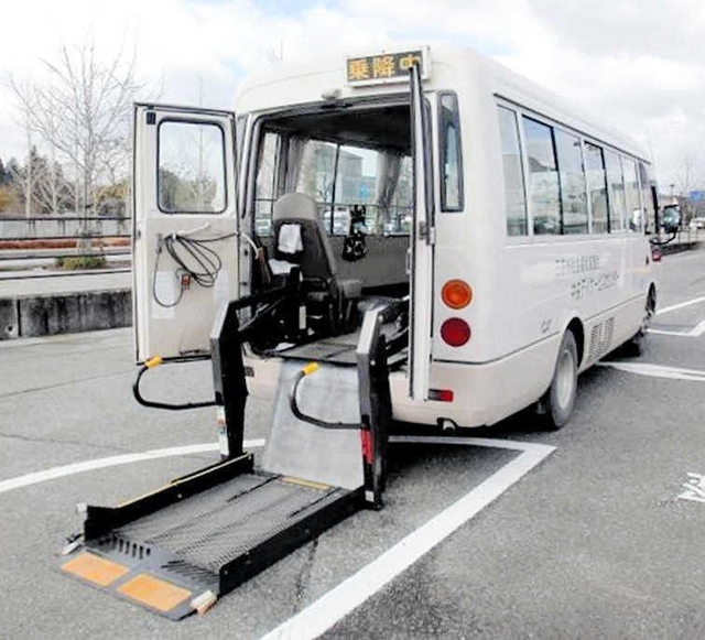 市が２０１７年にオークションに出品したデイサービスの送迎車両。最低落札額１０万円だったが１００万円で落札された（市提供）
