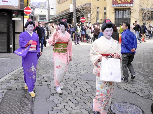 芸妓に変装した人ら