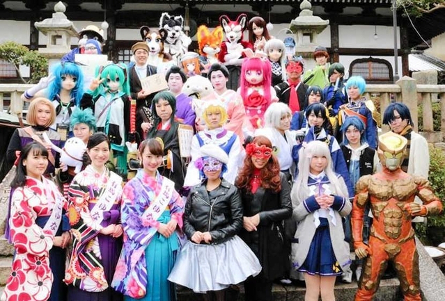 節分会でコスプレを楽しむ人たち