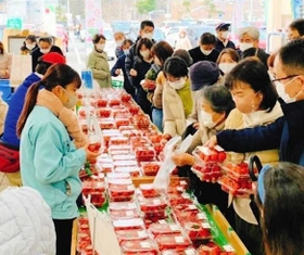 昨年の「さんだいちごマルシェ」の様子地元産のイチゴがずらりと並んだ（提供）