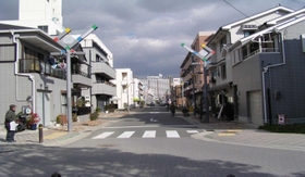 「鷹取商店街」と書かれたアーチ型の入り口はなくなった＝神戸市長田区本庄町２（山下さん提供）