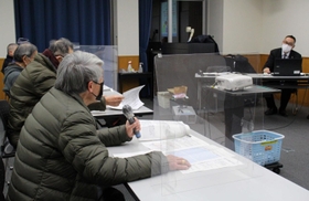 市職員と病院の今後について意見交換する市民＝ウッディタウン市民センター