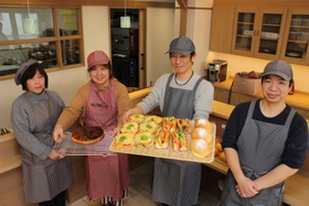米澤さん（右から２人目）に指導を受け開店を実現させた＝三田市下井沢