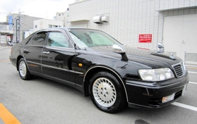 市長公用車だった日産「シーマ」（市提供）