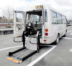 市が２０１７年にオークションに出品したデイサービスの送迎車両。最低落札額１０万円だったが１００万円で落札された（市提供）