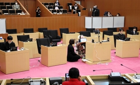 議場では、若者の政治参加など高校生たちがさまざまな質問をした＝三田市役所