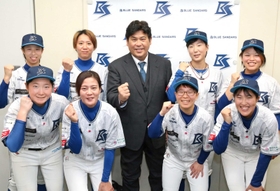 記者会見に臨んだ山崎章弘新監督（中央）＝三田市駅前町