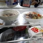 冷蔵庫の作り置き。この日はカキの時雨煮と肉じゃががあった＝三田市内
