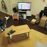 １日中つけたままのテレビ＝三田市内