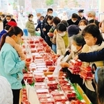 昨年の「さんだいちごマルシェ」の様子地元産のイチゴがずらりと並んだ（提供）