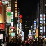 ネオンきらめく北新地。ドレス姿の女性が通ると、香水の香りが漂う＝大阪市曽根崎新地１