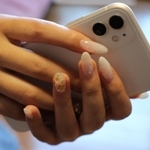 毎月変えているネイル。スマートフォンの待ち受け画面は時間割＝兵庫県内