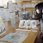 フライヤーやカレンダーの挿絵など４５点が並ぶ＝三田市四ツ辻