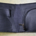 二つ折り財布には「ＳＡＮＤＡ」の文字が隠れている