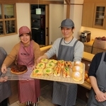 米澤さん（右から２人目）に指導を受け開店を実現させた＝三田市下井沢