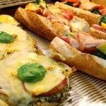 チーズがあふれるピザやウインナーをまるごと２本はさんだパン＝三田市下井沢