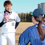 山崎福也投手から助言を受ける兵庫ブルーサンダーズの選手＝三田市ゆりのき台１