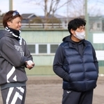 オリックスの山崎福也投手（左）。父で、兵庫ブルーサンダーズ監督の山崎章弘さんと談笑＝三田市ゆりのき台１、駒ケ谷運動公園野球場
