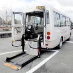 市が２０１７年にオークションに出品したデイサービスの送迎車両。最低落札額１０万円だったが１００万円で落札された（市提供）