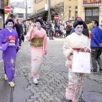 芸妓に変装した人ら