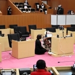 議場では、若者の政治参加など高校生たちがさまざまな質問をした＝三田市役所