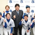 記者会見に臨んだ山崎章弘新監督（中央）＝三田市駅前町