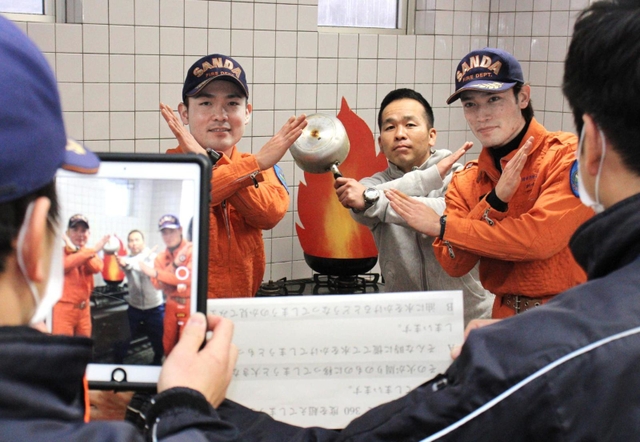 火の取り扱いなど、実演を通して注意を呼び掛ける＝三田市消防本部