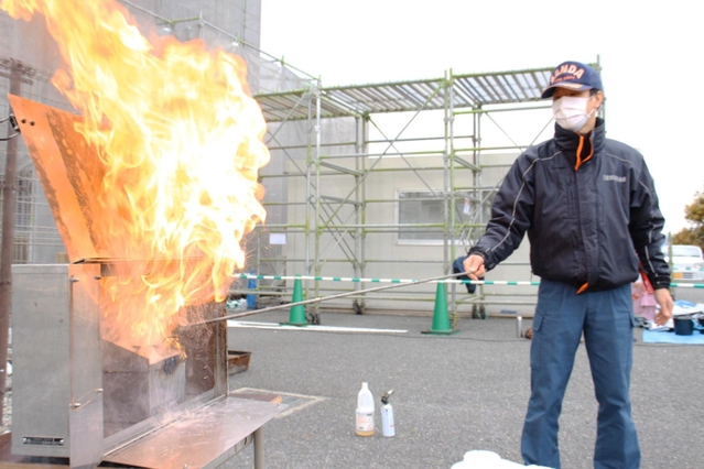 油鍋に水を注ぐと勢いよく燃え上がる＝三田市消防本部