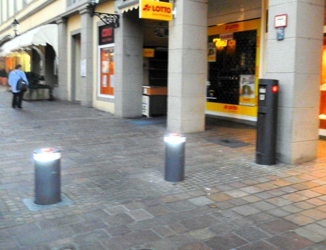 許可された車だけを通すため自動的に上下するポール