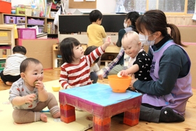 保育士と遊ぶ子どもら＝三田市西山１